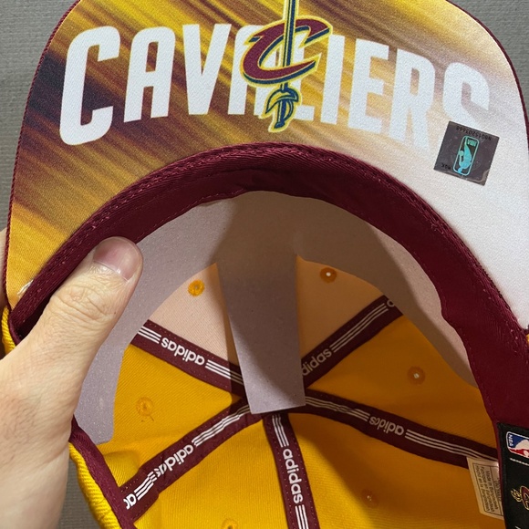 Lebron James Cleveland Cavaliers Jersey and Cavaliers Hat - Picture 10 of 10